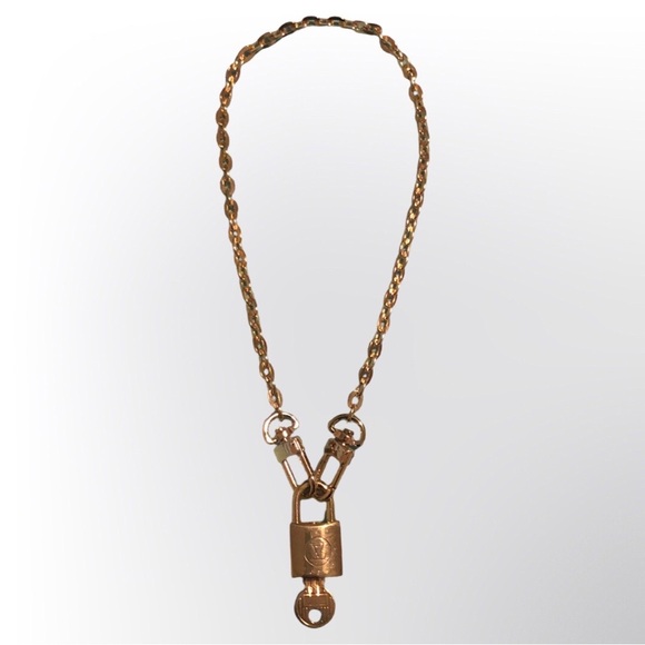 LOUIS VUITTON Lock & Key #224 🔐 - Picture 2 of 5